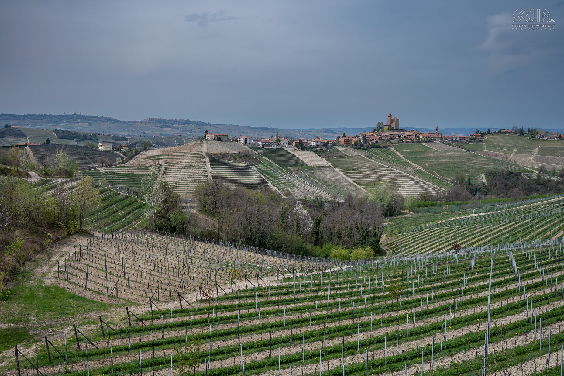 Serralunga d'Alba Serralunga d'Alba is also a picturesque village with the fourteenth-century castle of the wealthy banking family Falletti at its center. Stefan Cruysberghs